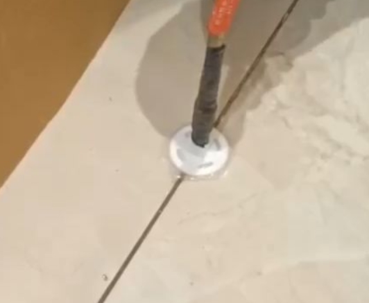 大石桥瓷砖空鼓维修公司专业解答瓷砖在铺贴过程中，如果没有涂抹均匀到位的粘结材料（如水泥砂浆或瓷砖胶），可能会导致以下问题